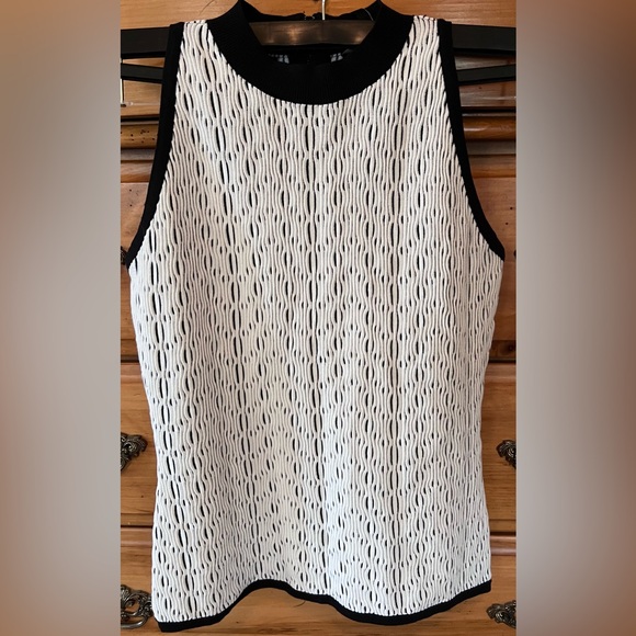 White House Black Market NWT Black and White Sleeveless Women's Top Sz LP - Picture 1 of 6